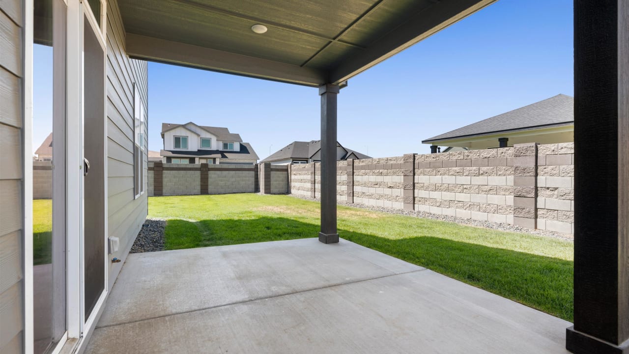 7992 Blanchard Loop, West Richland WA 99353