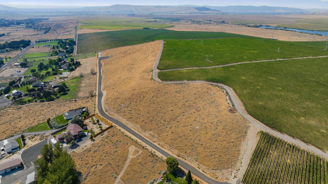 105668 N Harvest Hill PR NE, West Richland WA 99353