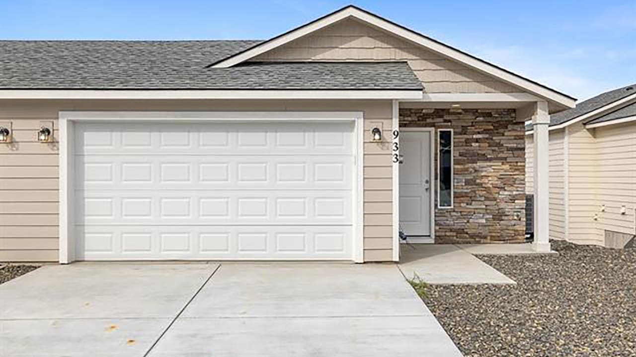 933 Duke Lane, West Richland WA 99353