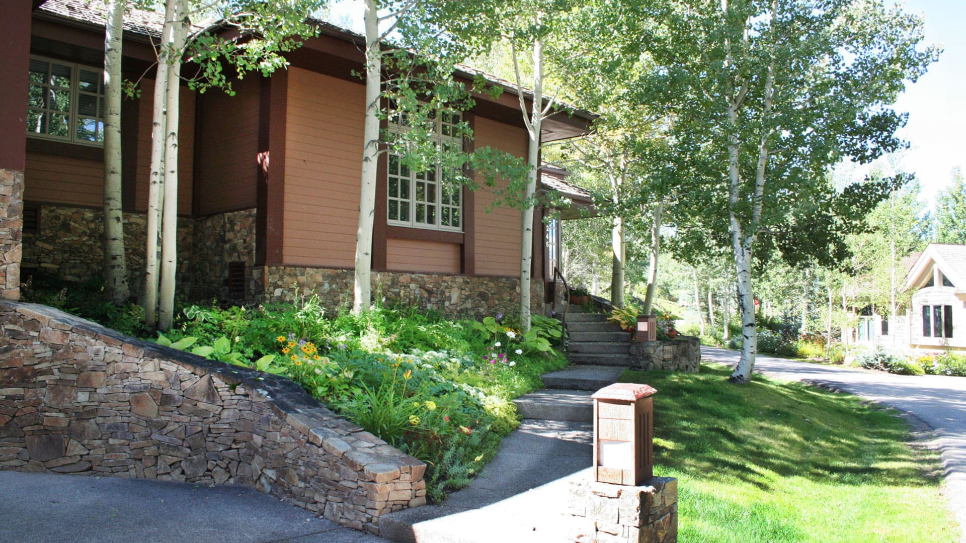 Snowmelt-Driveway-and-beautiful-landscap