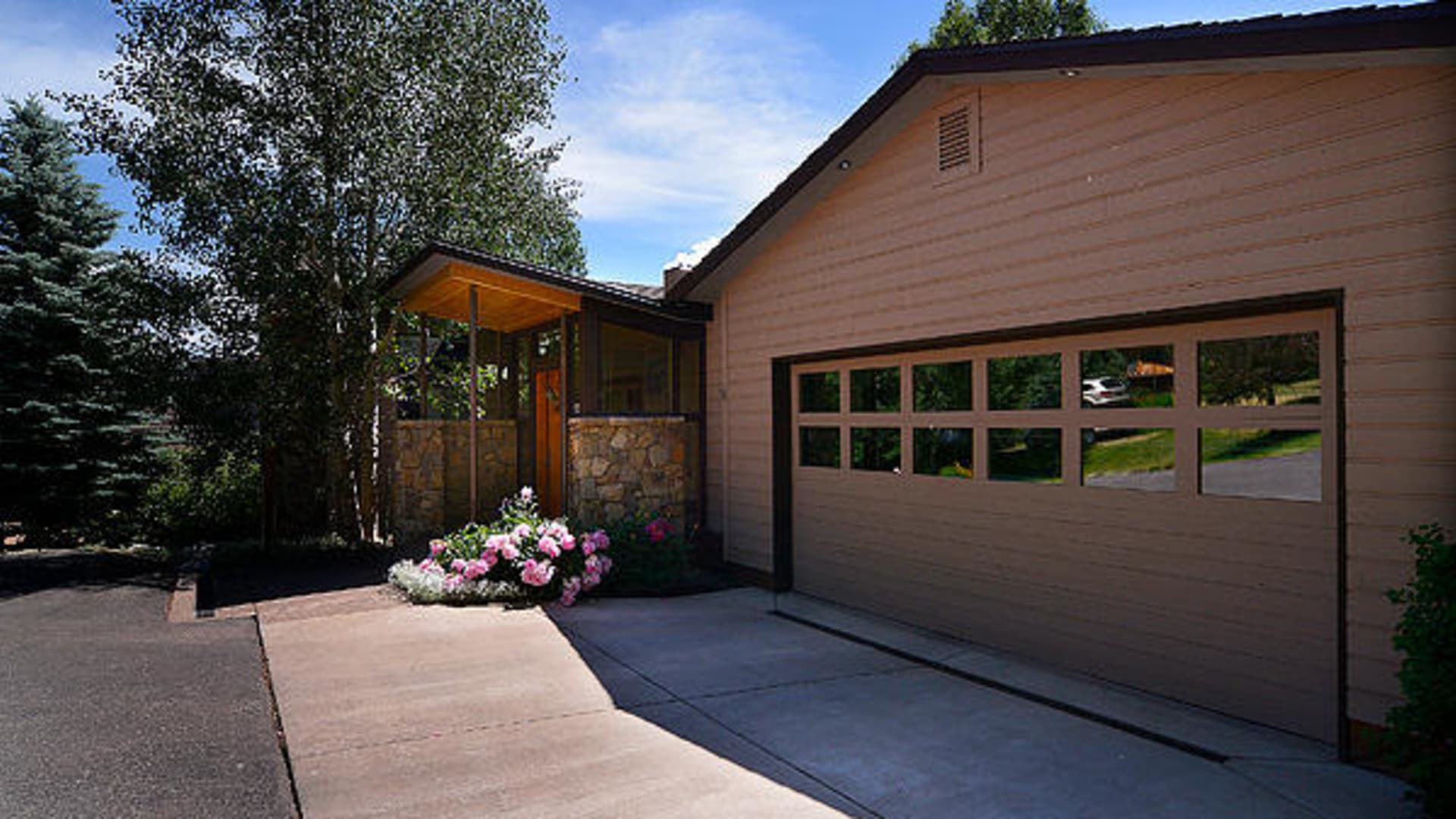 Snowmelt system in front of garage