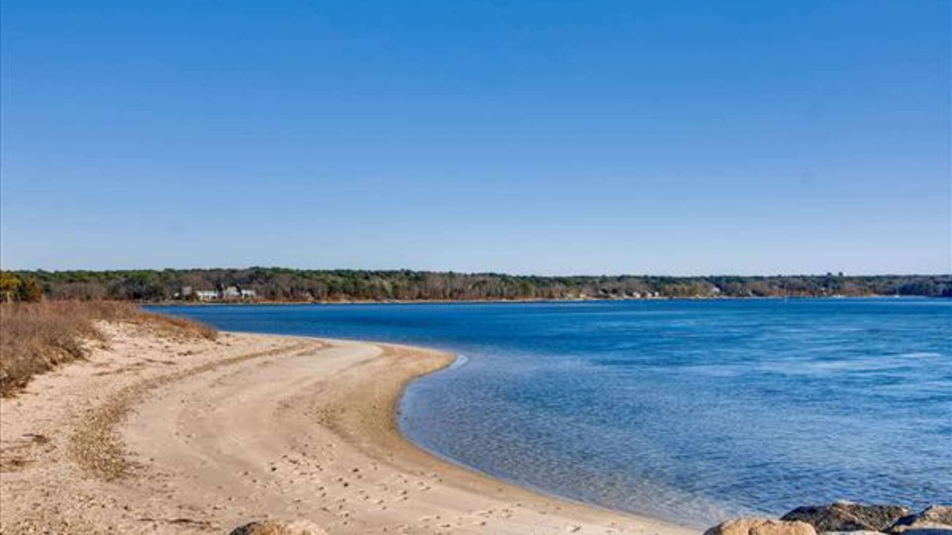 The Town Beach also opens onto Lake Tashmoo, a lovely place to go clamming and search for shells and treasure as well as swim.