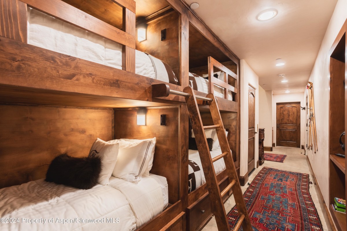 714OregonTrail_LowerLevel_Bunks