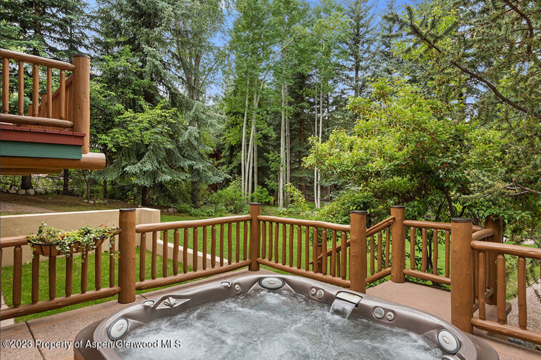 Hot tub in Summer