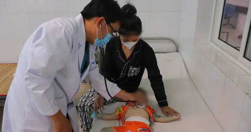 Trẻ em được khám và theo dõi tại phòng Khoa Nhi, Bệnh viện Đa khoa Vĩnh Long. Ảnh: Hoàng Lộc