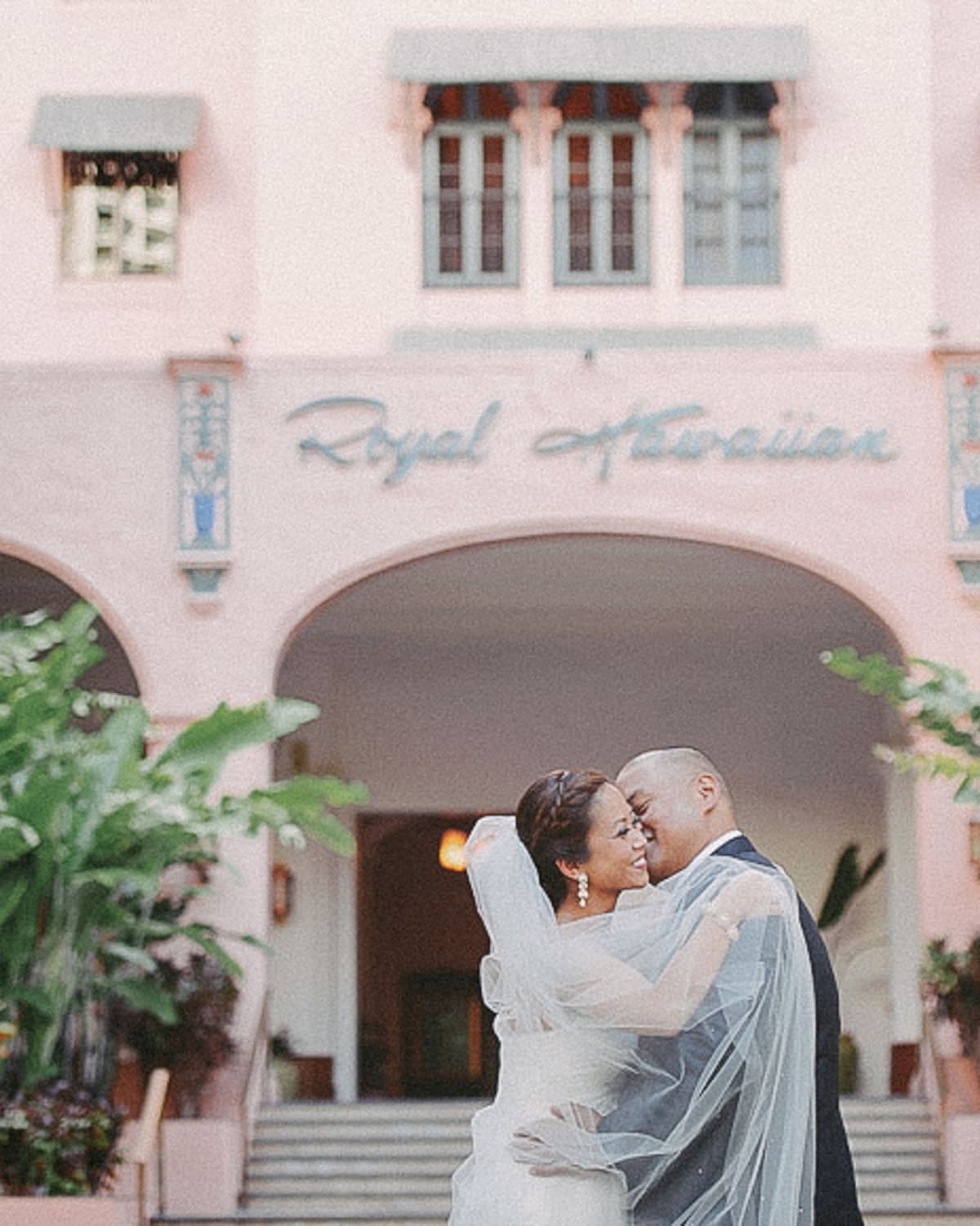 The Royal Hawaiian wedding photography by Visionari