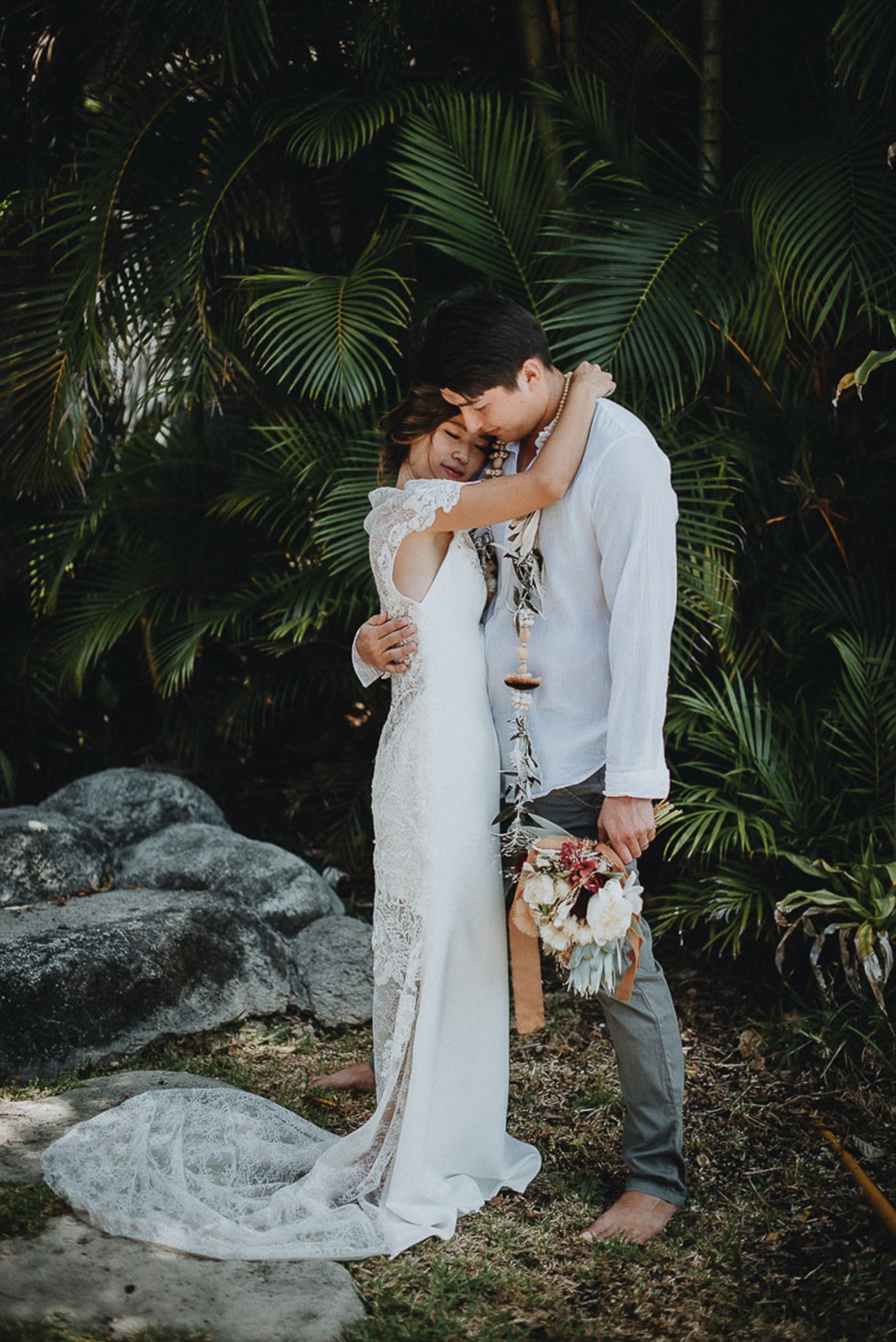 Beachfront wedding photography in Hawaii by Visionari
