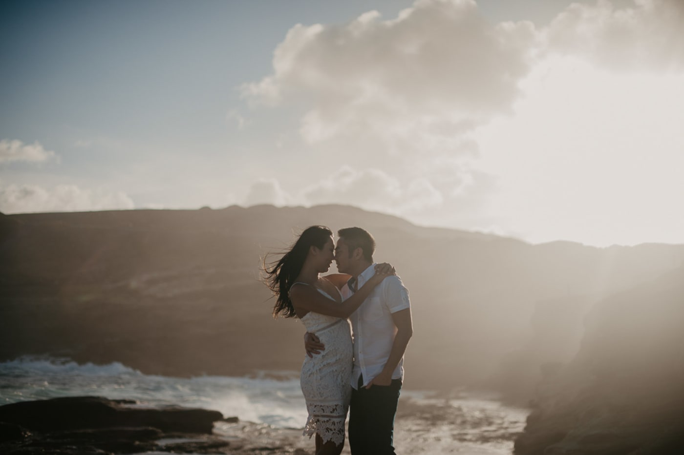 Couple silhouette portrait at sunset in Hawaii by Visionari