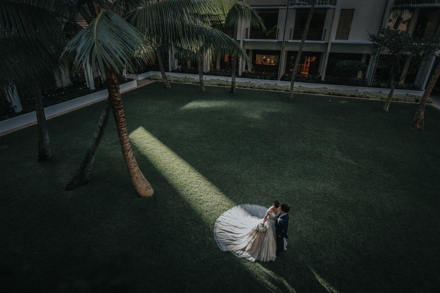 Candid wedding moment photography in Hawaii by Visionari