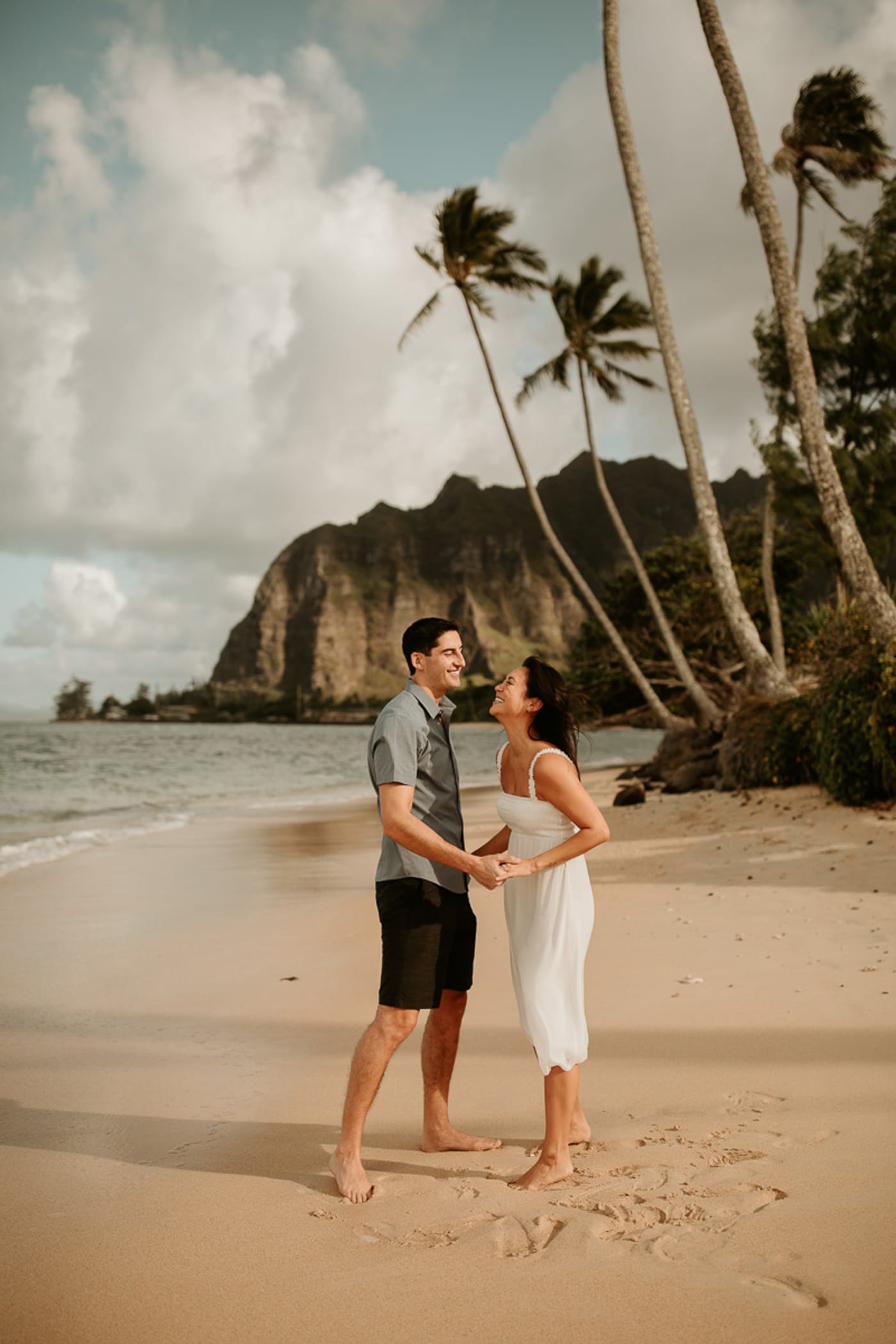 Intimate couple portrait at golden hour in Hawaii by Visionari