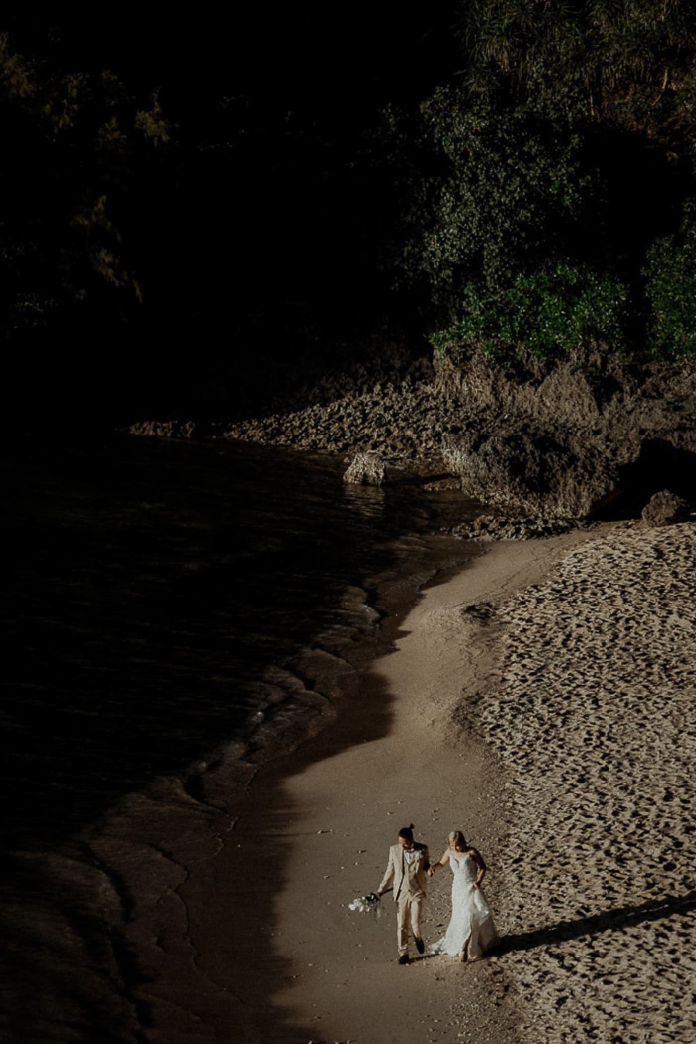 Outdoor wedding ceremony photography on Oahu by Visionari