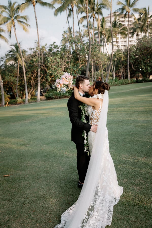 Hawaii wedding photography at Aulani by Visionari