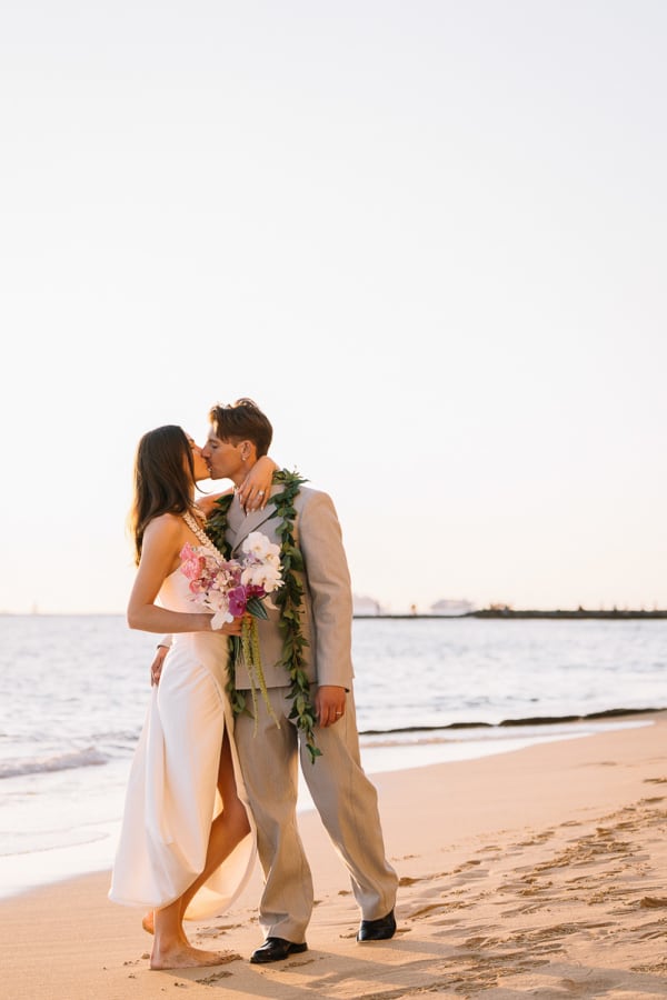 Hawaii wedding photography at Halekulani by Visionari