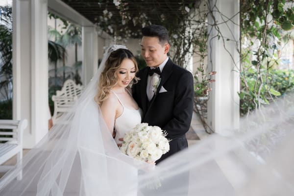 Hawaii wedding photography at Halekulani by Visionari