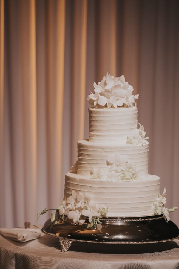 Hawaii wedding photography at Halekulani by Visionari