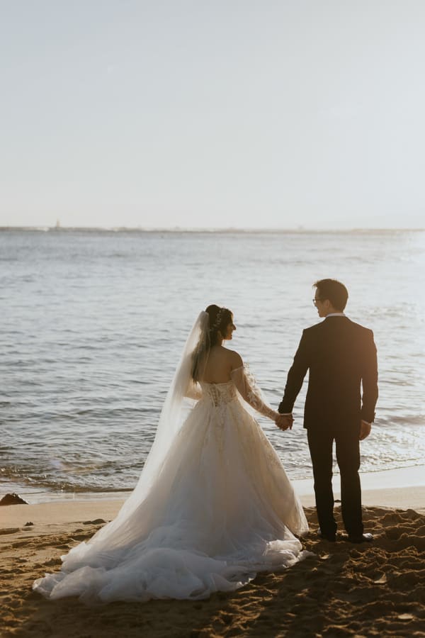 Hawaii wedding photography at Halekulani by Visionari