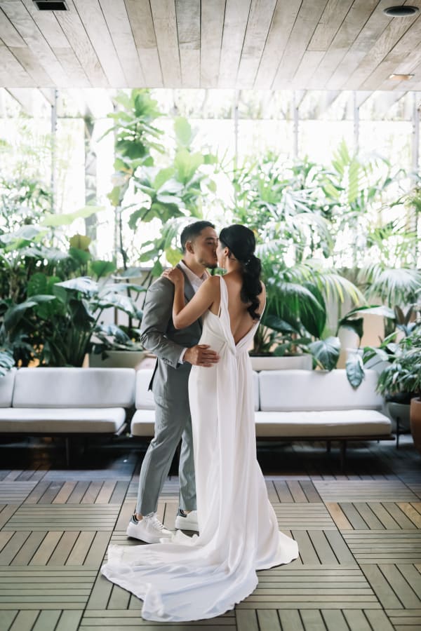 Hawaii wedding photography at Café Julia by Visionari
