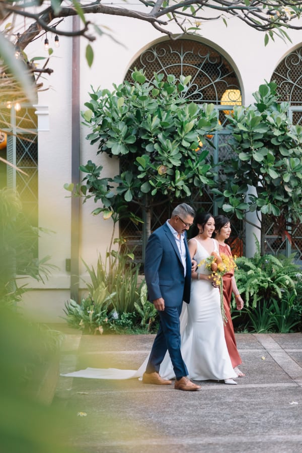 Hawaii wedding photography at Café Julia by Visionari