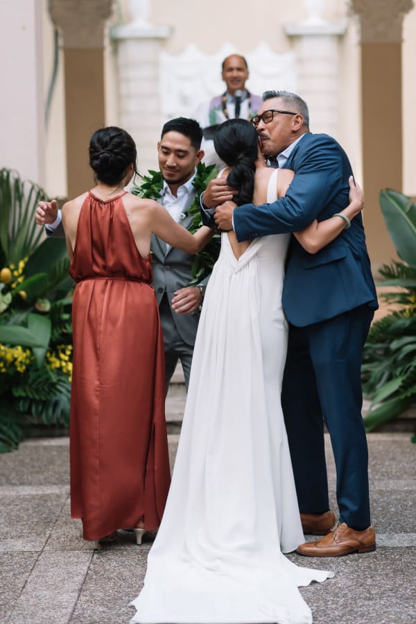Hawaii wedding photography at Café Julia by Visionari
