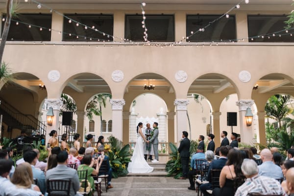 Hawaii wedding photography at Café Julia by Visionari