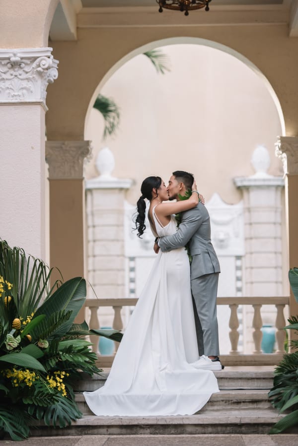 Hawaii wedding photography at Café Julia by Visionari