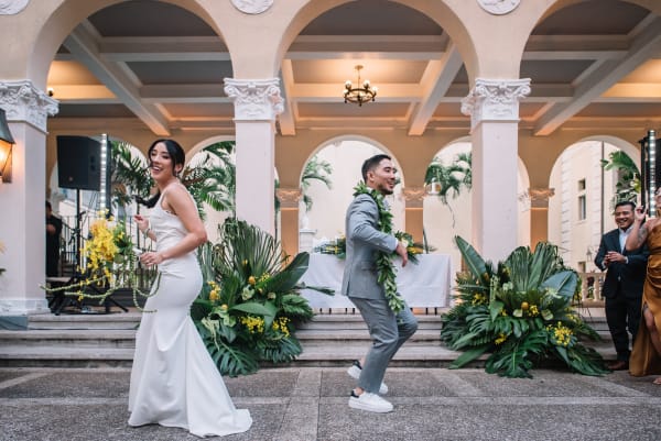 Hawaii wedding photography at Café Julia by Visionari