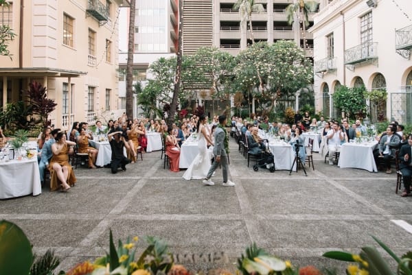 Hawaii wedding photography at Café Julia by Visionari