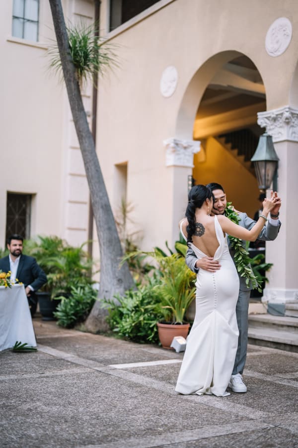 Hawaii wedding photography at Café Julia by Visionari