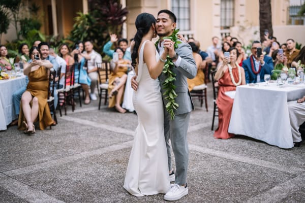 Hawaii wedding photography at Café Julia by Visionari