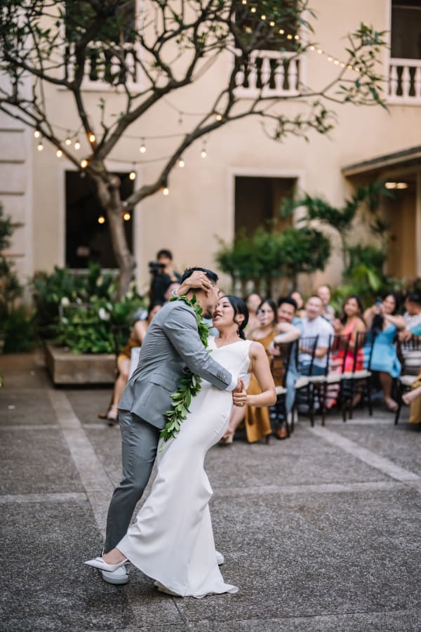 Hawaii wedding photography at Café Julia by Visionari