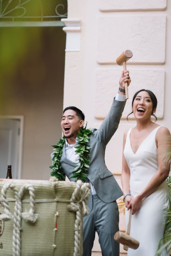 Hawaii wedding photography at Café Julia by Visionari