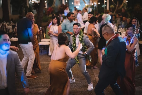 Hawaii wedding photography at Café Julia by Visionari
