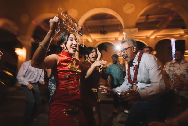 Hawaii wedding photography at Café Julia by Visionari