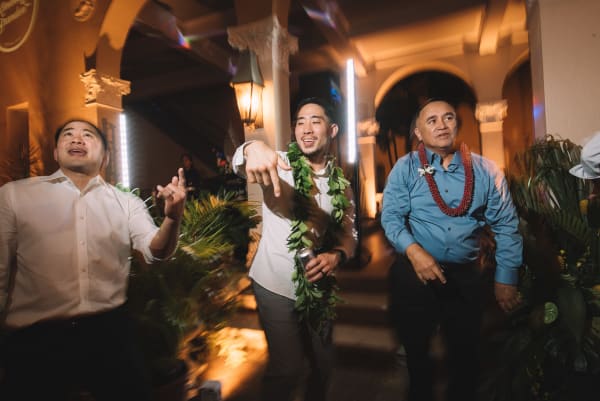 Hawaii wedding photography at Café Julia by Visionari