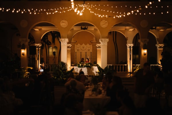 Hawaii wedding photography at Café Julia by Visionari