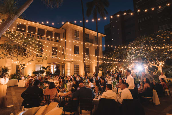 Hawaii wedding photography at Café Julia by Visionari