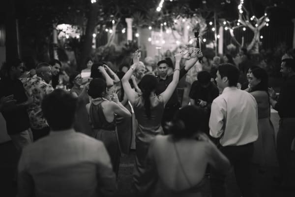 Hawaii wedding photography at Café Julia by Visionari