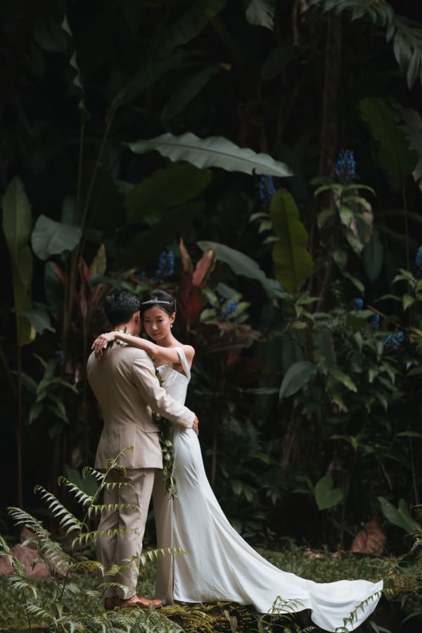 Hawaii wedding photography at Haiku Gardens & Moana Surfrider by Visionari