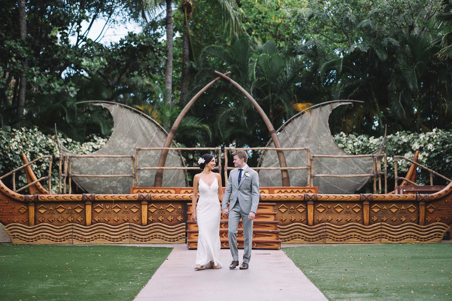 Hawaii wedding photography at Aulani by Visionari