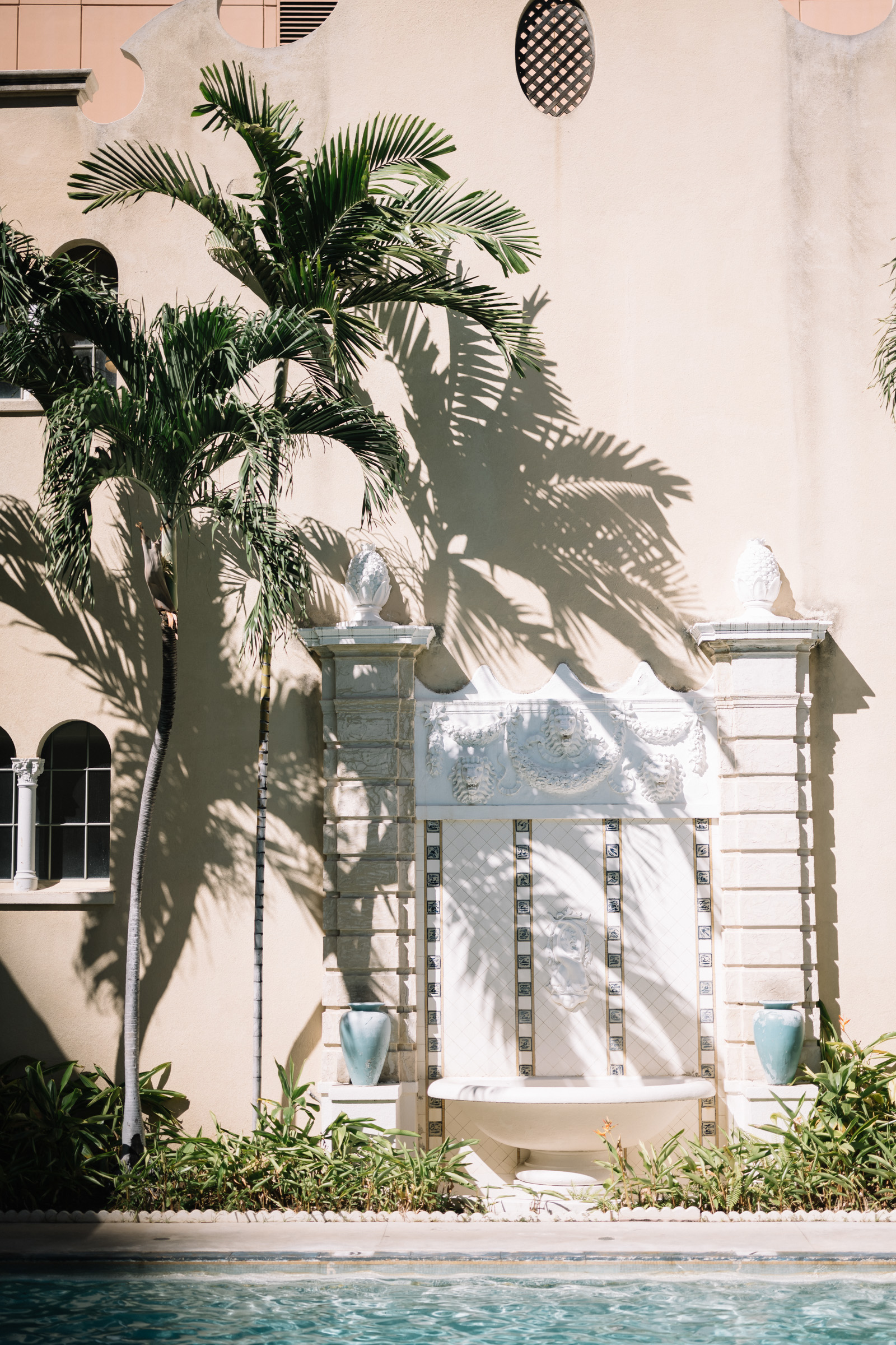 Hawaii wedding photography at Café Julia by Visionari