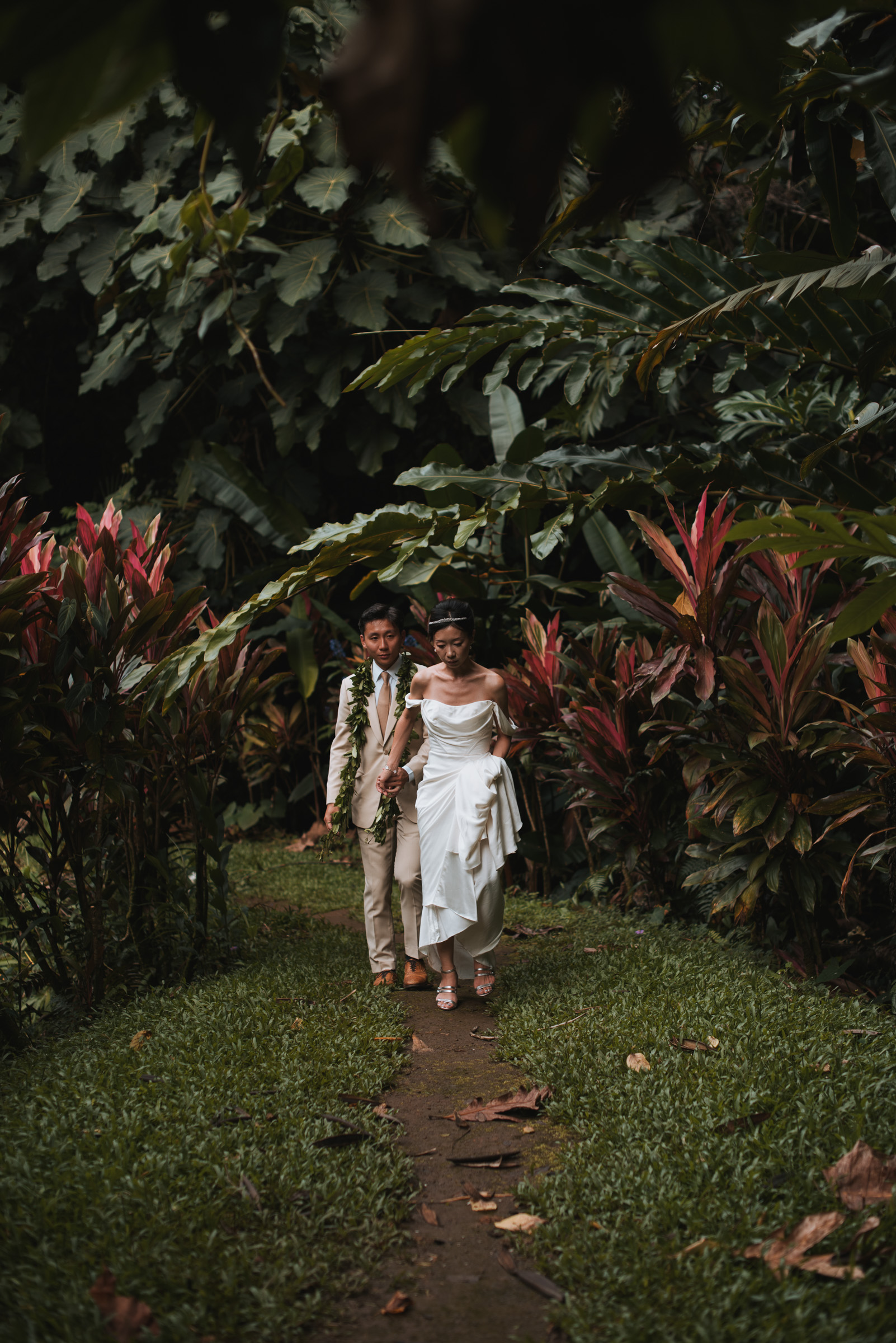 Hawaii wedding photography at Haiku Gardens & Moana Surfrider by Visionari