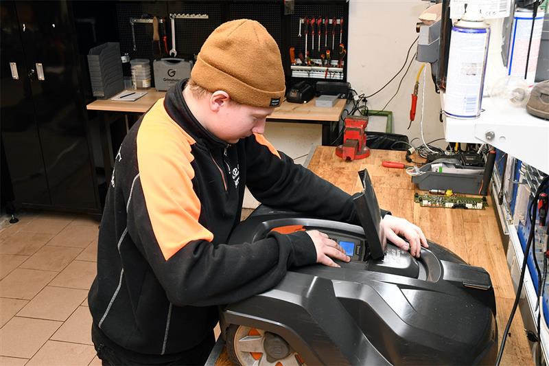 sätter inställningar till robotgräsklippare