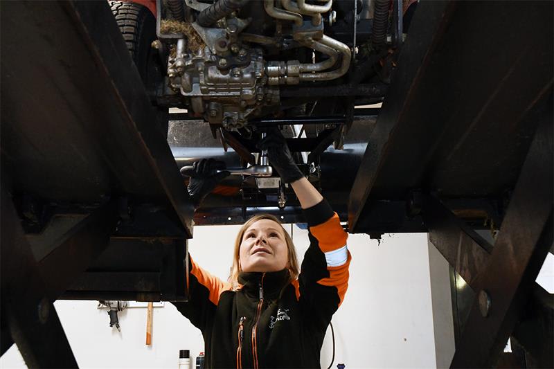 mekar med åkgräsklippare i bilhiss