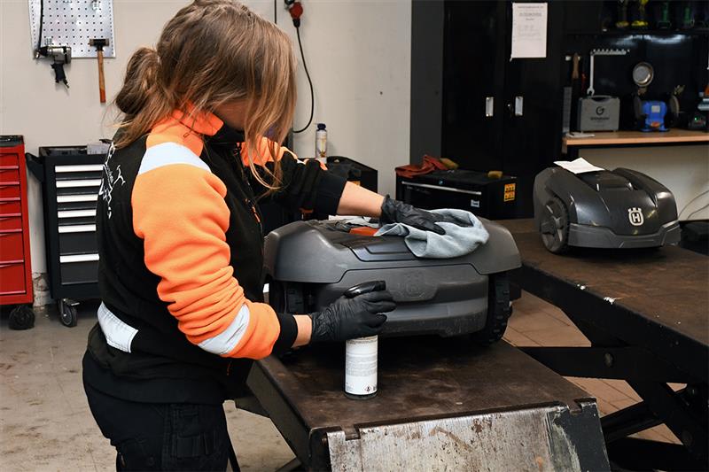 tvättar robotgräsklippare