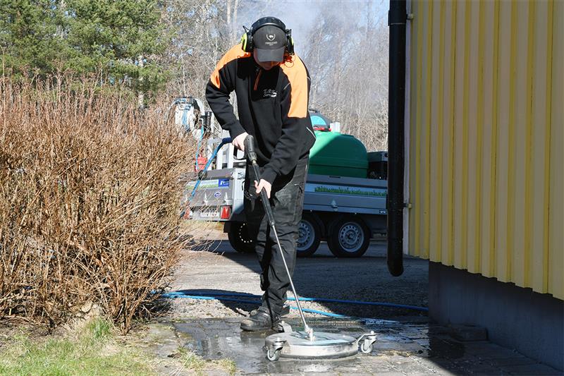 tpf-service tvättar en uppfart