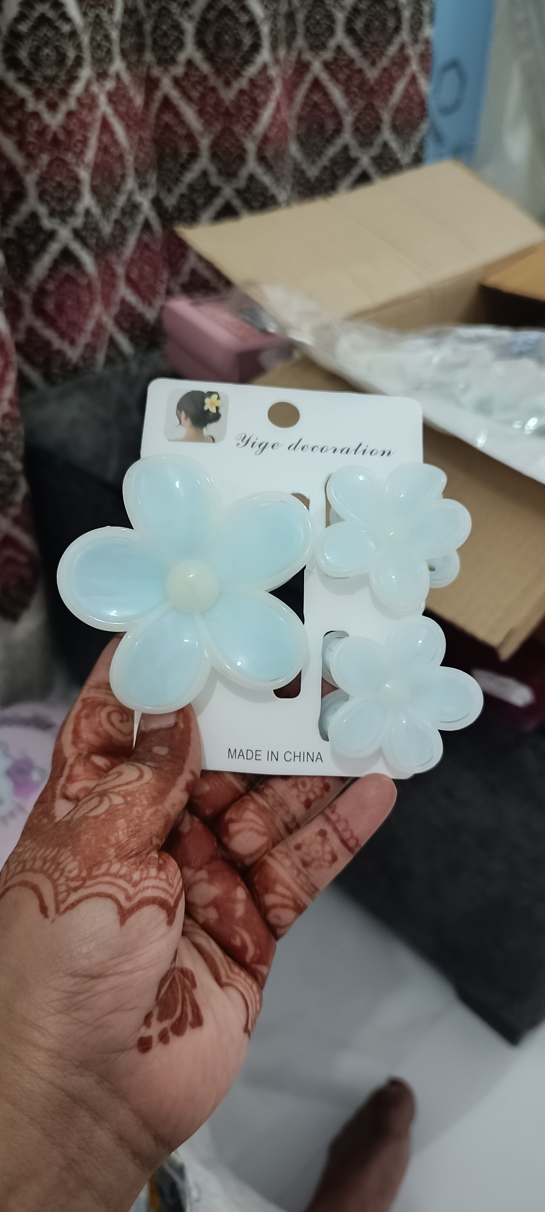 Blue flower Clutcher