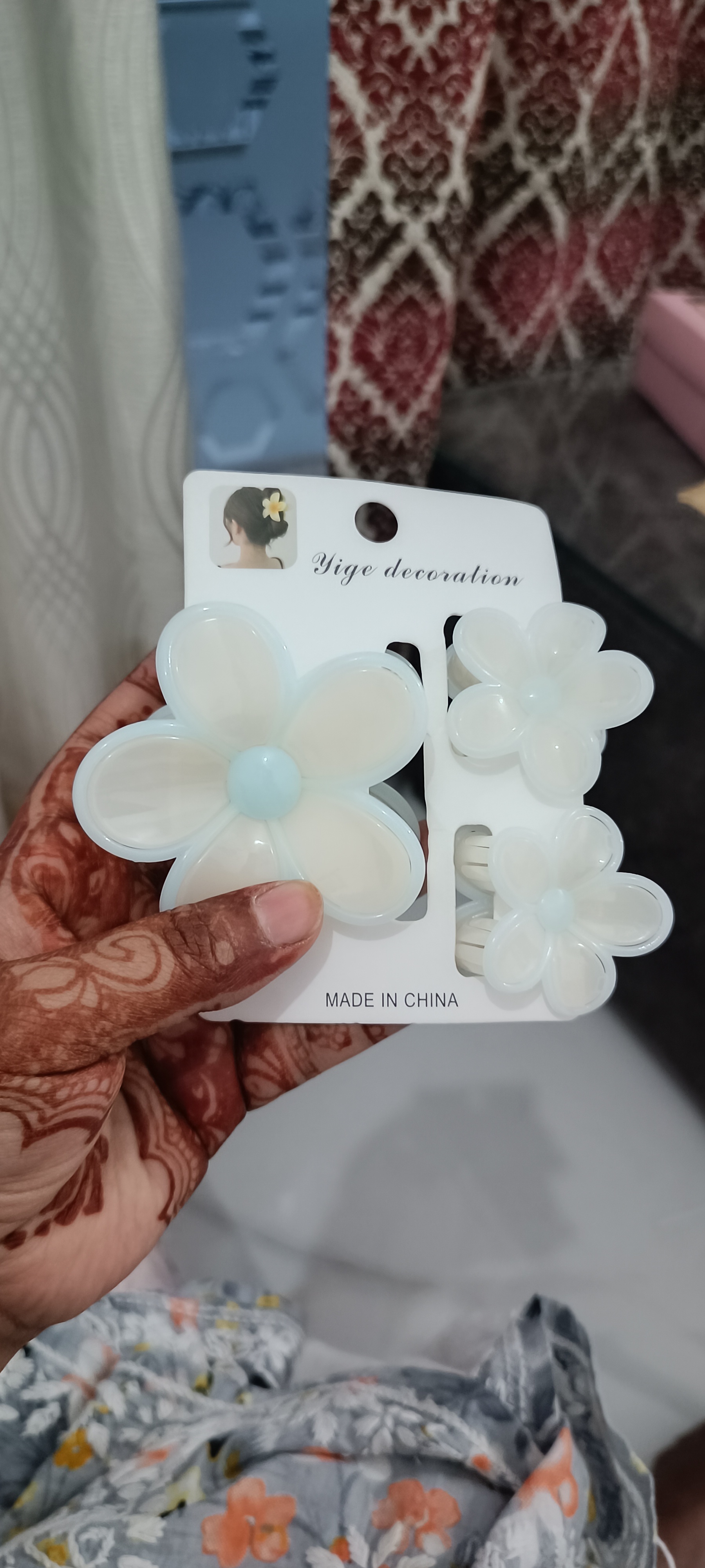 Cream with blue flower Clutcher