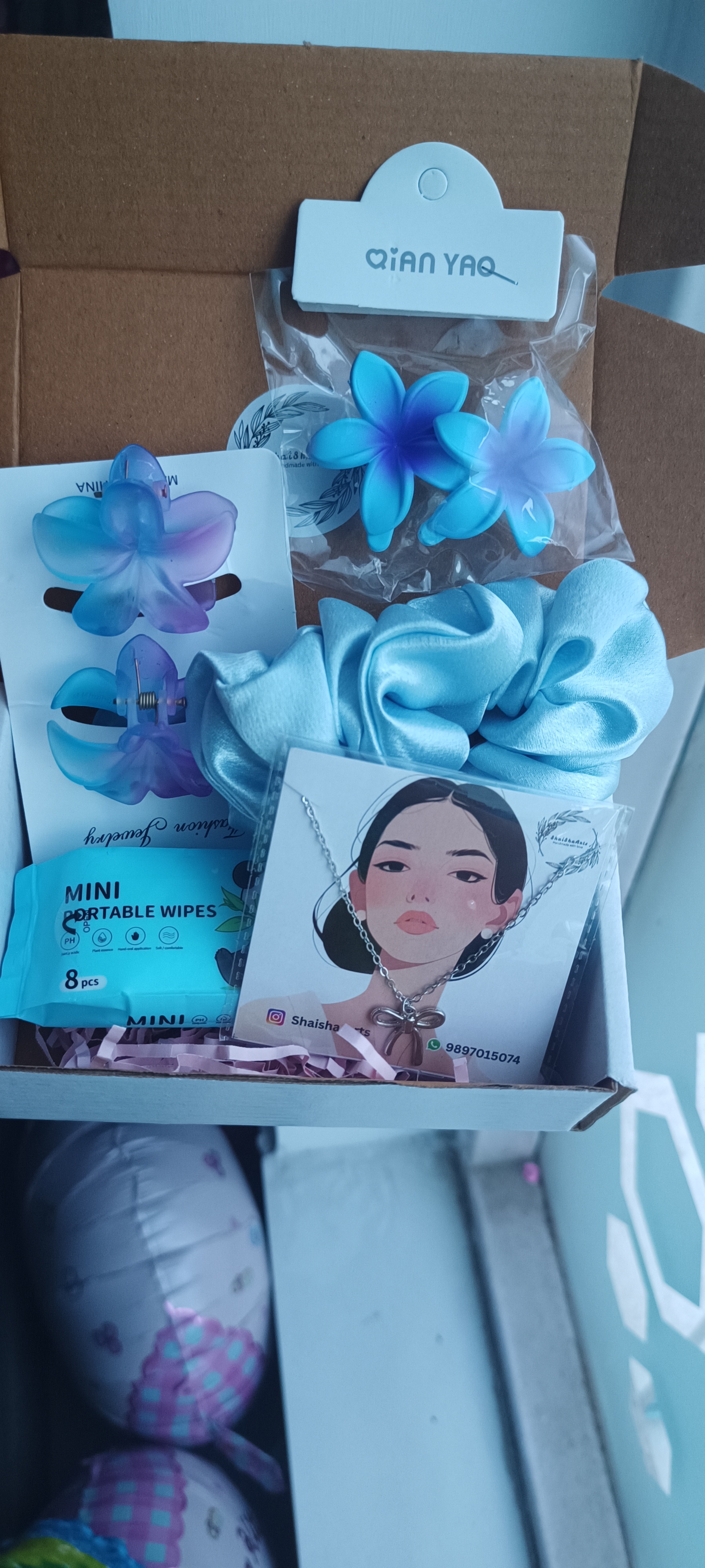 Blue hamper