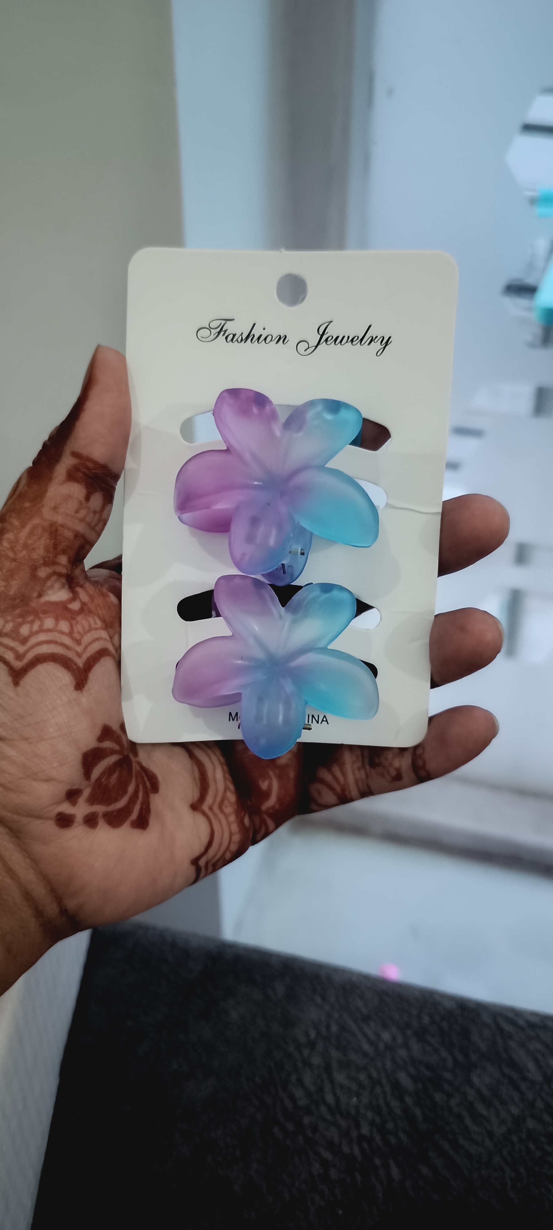 Blue and pink flower Claw