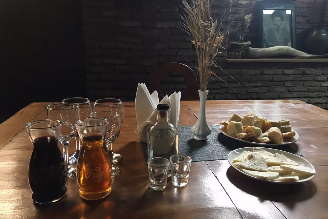 Traditionelles georgisches Weinverkostungs-Setup